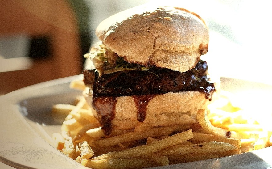 Burger v MMX (by therezablonde)
